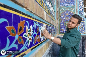 غباروبی مسجد جامع گوهرشاد توسط نوجوانان پسر