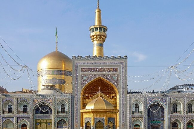 حرم امام رضا(ع) کے صحن انقلاب اسلامی کا ایوان زرّیں(طلائی)