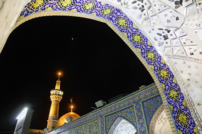 حرم امام رضا(ع) سے چاند گرہن لگنے کے تصویری نظارے