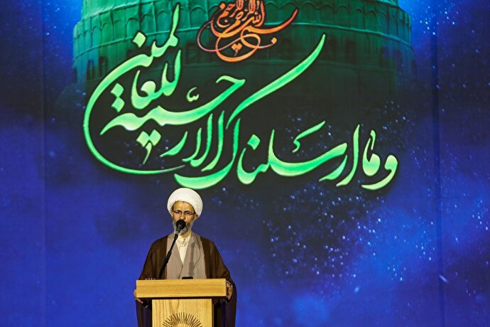 چاند گرہن لگنے کے موقع پر حرم امام رضا(ع) میں نماز آیات با جماعت منعقد کی گئی