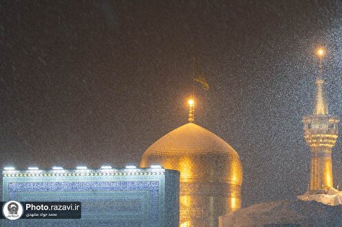 حرم امام رضا(ع) میں برفباری کے مناظر