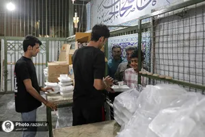 توزیع غذای متبرک به مناسبت سالروز تخریب قبور ائمه بقیع