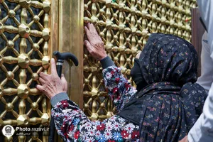 تشرف زائران سالمند به حرم مطهر رضوی