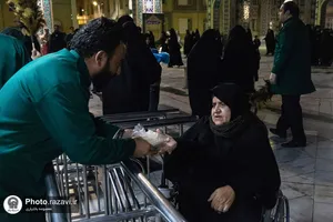 بسته بندی و توزیع افطار سبک در چایخانه حضرت رضا علیه&zwnj;السلام