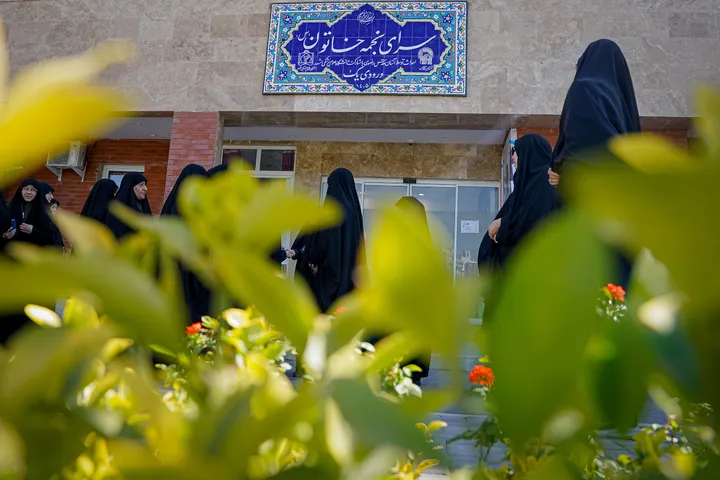 بازدید خواهران خدمه انتظامات حرم مطهر رضوی از خوابگاه «سرای نجمه خاتون سلام‌الله علیها»