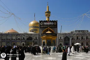 تعویض پرچم گنبد منور رضوی به مناسبت شهادت امام صادق علیه السلام