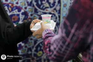 توزیع غذای متبرک به مناسبت سالروز تخریب قبور ائمه بقیع