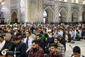 اقامه نماز صبح قبل از شروع سال نو در حرم مطهر رضوی