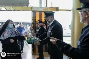 استقبال خدام از زائرین حرم رضوی در فرودگاه مشهد