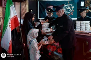 توزیع ۲۰ هزار پرس غذای متبرک به یاد رهبر شهید انقلاب-۱
