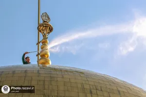 شستشوی گنبد حرم مطهر امام رضا علیه&zwnj;السلام