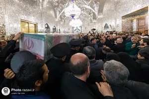 طواف پیکر شهدای خدمت دور ضریح مطهر رضوی