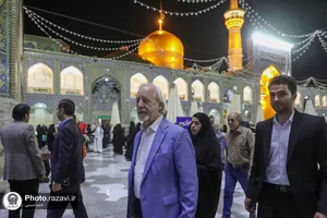 تشرف جمعی از مهمانان همایش بین&zwnj;المللی کتابخانه&zwnj;های عمومی کشور به حرم مطهر رضوی