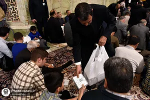 بسته&zwnj;بندی و توزیع افطاری سبک در حرم مطهر رضوی