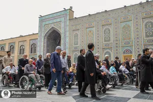 تشرف جمعی از جانبازان ۷۰ درصد آسایشگاه امام خمینی(ره) مشهد به حرم مطهر رضوی