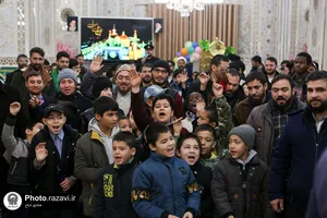 گردهمایی پسران و پدران غیر ایرانی در حرم مطهر رضوی