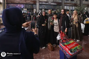 استقبال از خانواده شهدا و مجروحان لامرد در ایستگاه راه آهن مشهد