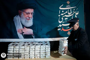 توزیع ۲۰ هزار پرس غذای متبرک به یاد رهبر شهید انقلاب-۱
