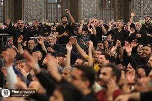 مناجات خوانی سحر&zwnj;گاهی حاج محمود کریمی در حرم مطهر رضوی