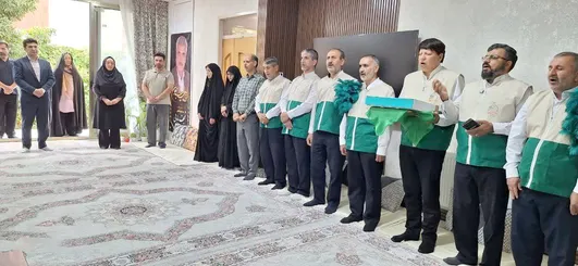 عطر رضوی در خانه شهید جنگ رمضان؛ دیدار خادمیاران رضوی با خانواده شهید نجف بابایی در نجف‌آباد