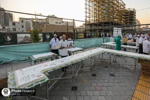 پخت و توزیع کیک در شام میلاد حضرت زینب(سلام الله علیها)