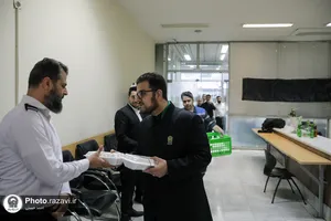 توزیع افطاری بین کارکنان قطار شهری و بهشت رضا علیه السلام