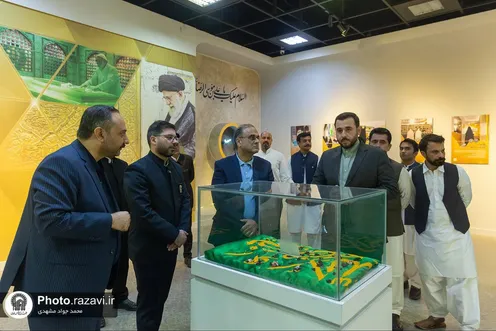 تشرَّف السفير الباکستاني في إيران بزيارة الحرم الرضويّ الشریف -1