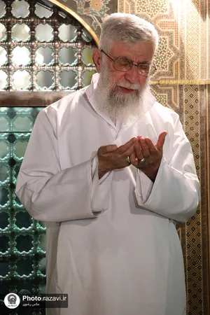 تصاویری از رهبر شهید انقلاب در مراسم غبارروبی حرم مطهر رضوی