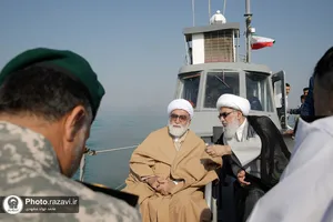 بازدید تولیت آستان قدس رضوی از دستاوردهای ارتش جمهوری اسلامی ایران در دریای بوشهر