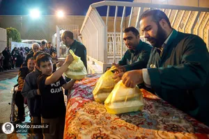 توزیع افطاری در باب&zwnj;الکاظم حرم مطهر رضوی