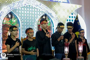 عزاداری نوجوانان اردو زبان در حرم مطهر رضوی