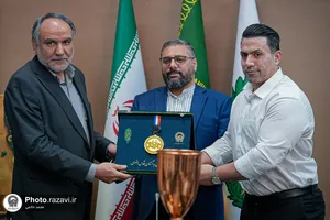 مراسم اهدای مدال به موزه آستان قدس رضوی