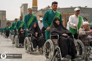تشرف زائران سالمند به حرم مطهر رضوی