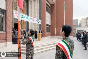 نواختن زنگ انقلاب در دبیرستان پسرانه علوم و معارف اسلامی امام رضا(علیه&zwnj;السلام)