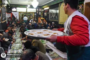 توزیع غذا میان نیازمندان اطراف حرم مطهر رضوی