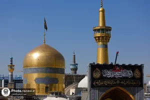 تعویض پرچم گنبد منور رضوی به مناسبت شهادت امام صادق علیه السلام