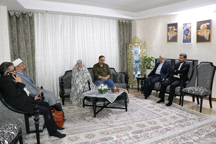 دیدار مدیر عالی حرم مطهر رضوی با خانواده شهید عباسعلی هاشمی برزگری