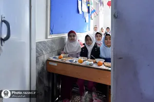 توزیع صبحانه گرم در مدرسه دخترانه شهید مدیری مشهد