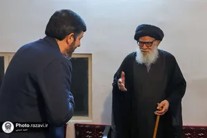 اهداء مصحف مشهد رضوی به آیت الله مرتضوی