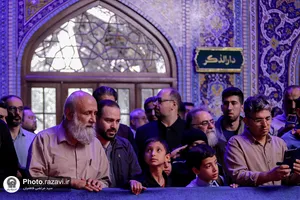 تشرف هنرمندان نهضت مردمی پوستر انقلاب به حرم مطهر رضوی
