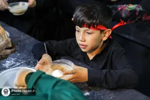 توزیع غذا در موکب خدام، فراشان و زلال رضوان