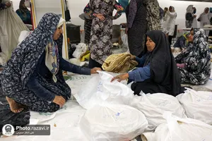 بازدید مدیر عامل بنیاد کرامت رضوی از فرآیند پخت نان برای سیل زدگان مشهدی