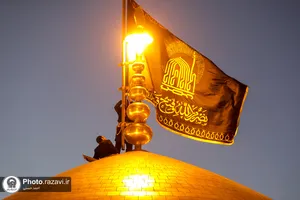 تعویض پرچم گنبد مطهر امام رضا(علیه&zwnj;السلام) به مناسبت آغاز ماه ربیع&zwnj;الاول