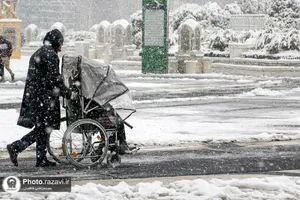 خدمت&zwnj;رسانی به زائران حرم مطهر رضوی در بارش برف