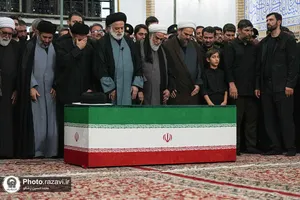 اقامه نماز بر پیکر مطهر رهبر شهید انقلاب در حرم مطهر رضوی-۱