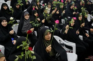 غبارروبی و عطرافشانی مزار مطهر شهدا در گلستان شهدای اصفهان همزمان با شروع دهه کرامت / گزارش تصویری