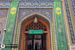 نصب کتیبه های مناسبتی دهه کرامت در حرم رضوی