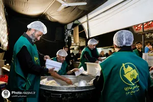 خدمت&zwnj;رسانی خدام حرم مطهر رضوی به زائران اربعین حسینی در سامرا