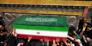 طواف پیکر رهبر شهید انقلاب در روضه منوره امام رضا (ع)