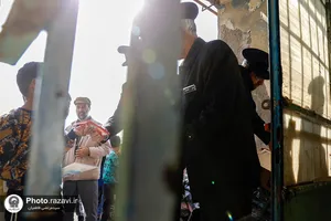 توزیع کاپشن و لوازم التحریر در مدرسه حمزه سیدالشهدا